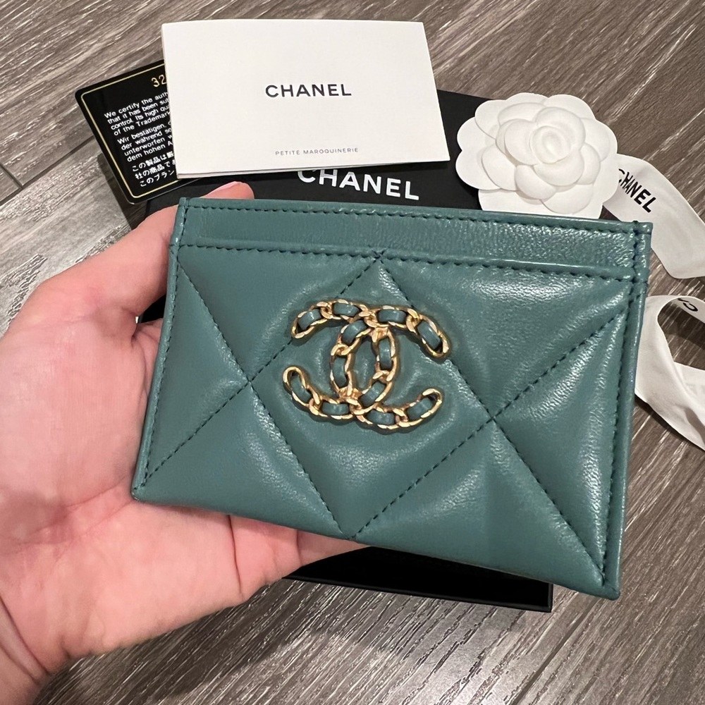 CHANEL Teal Quilted Leather Card Holder with Gold CC Logo - Picture 3 of 7